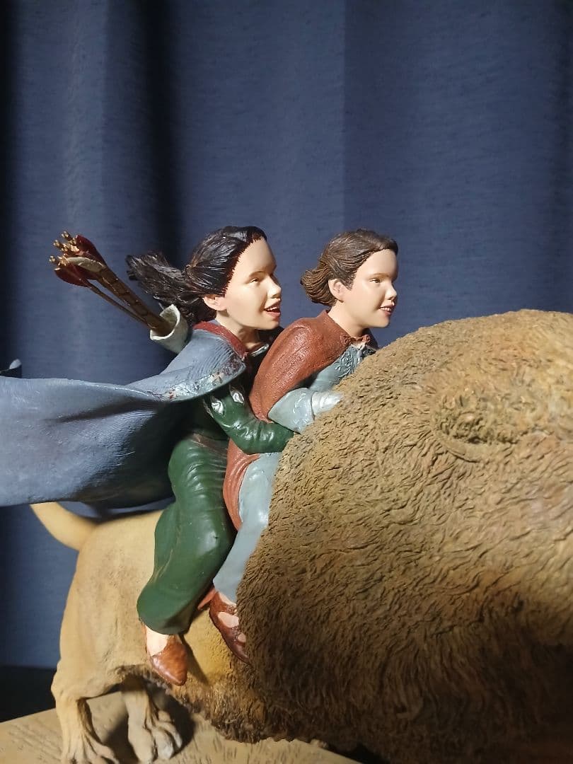 ナルニア国物語　アスランにのるスーザンとルーシーのスタチューweta