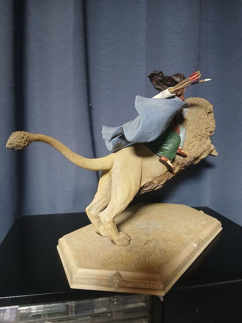 ナルニア国物語　アスランにのるスーザンとルーシーのスタチューweta