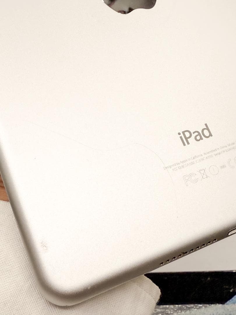 コンパクトで便利！iPad mini 4 32GB A1550 au版 判定○