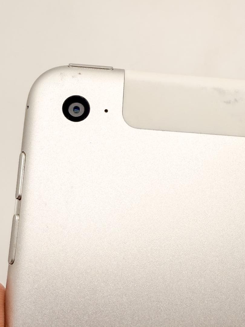 コンパクトで便利！iPad mini 4 32GB A1550 au版 判定○