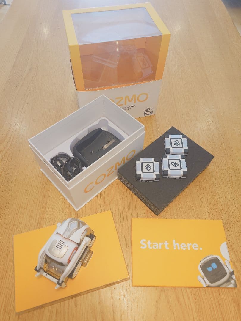 Cozmo ロボット 本体と付属品付き