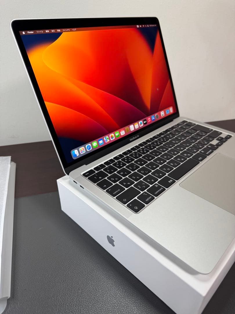 MacBook Air 2020 . M1、シルバー。