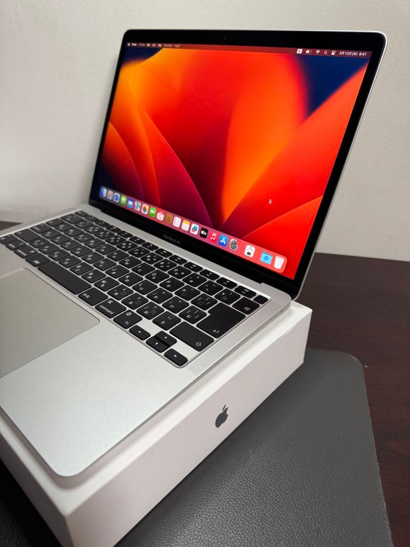 MacBook Air 2020 . M1、シルバー。