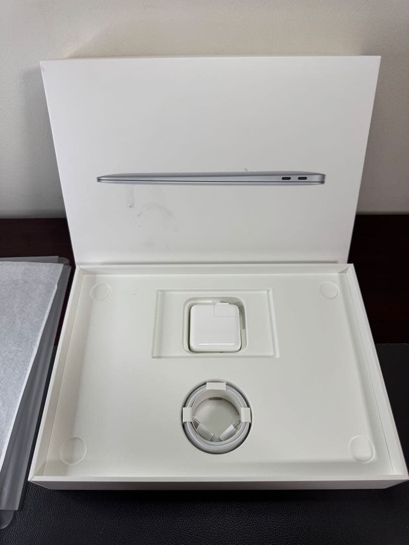 MacBook Air 2020 . M1、シルバー。