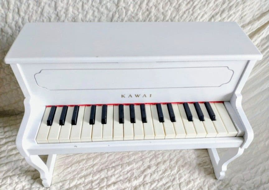 【中古品】KAWAI アップライトピアノ ホワイト　ミニ おもちゃ ピアノ