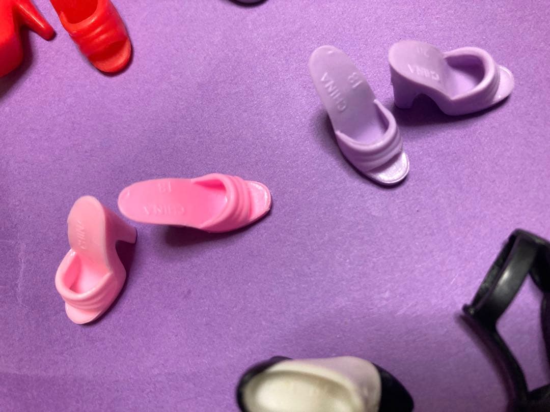 バービー　靴20足、ドールスタンド2個、サングラス、ヘアブラシのセット　レア