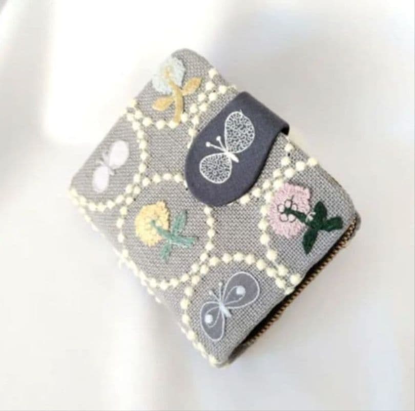 【受注製作】グレー タンバリン 蝶々 ベルト付き二つ折り財布 ミナペルホネン