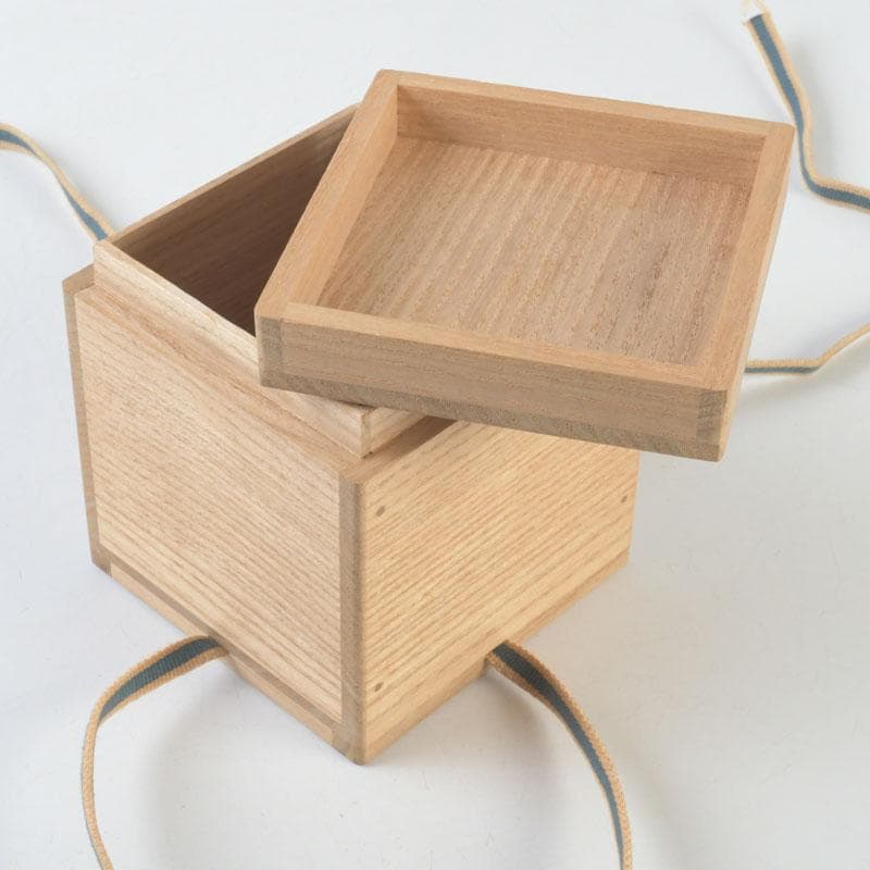 九谷焼　古九谷　赤絵金彩　山水人物文　盃　時代箱付　V　A65