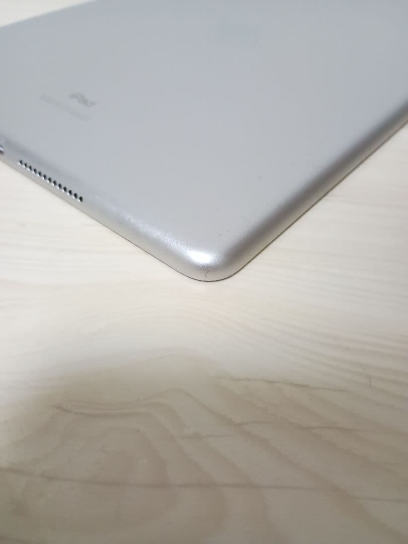 iPad　第七世代 シルバー Wi-Fiモデル Apple　32GB