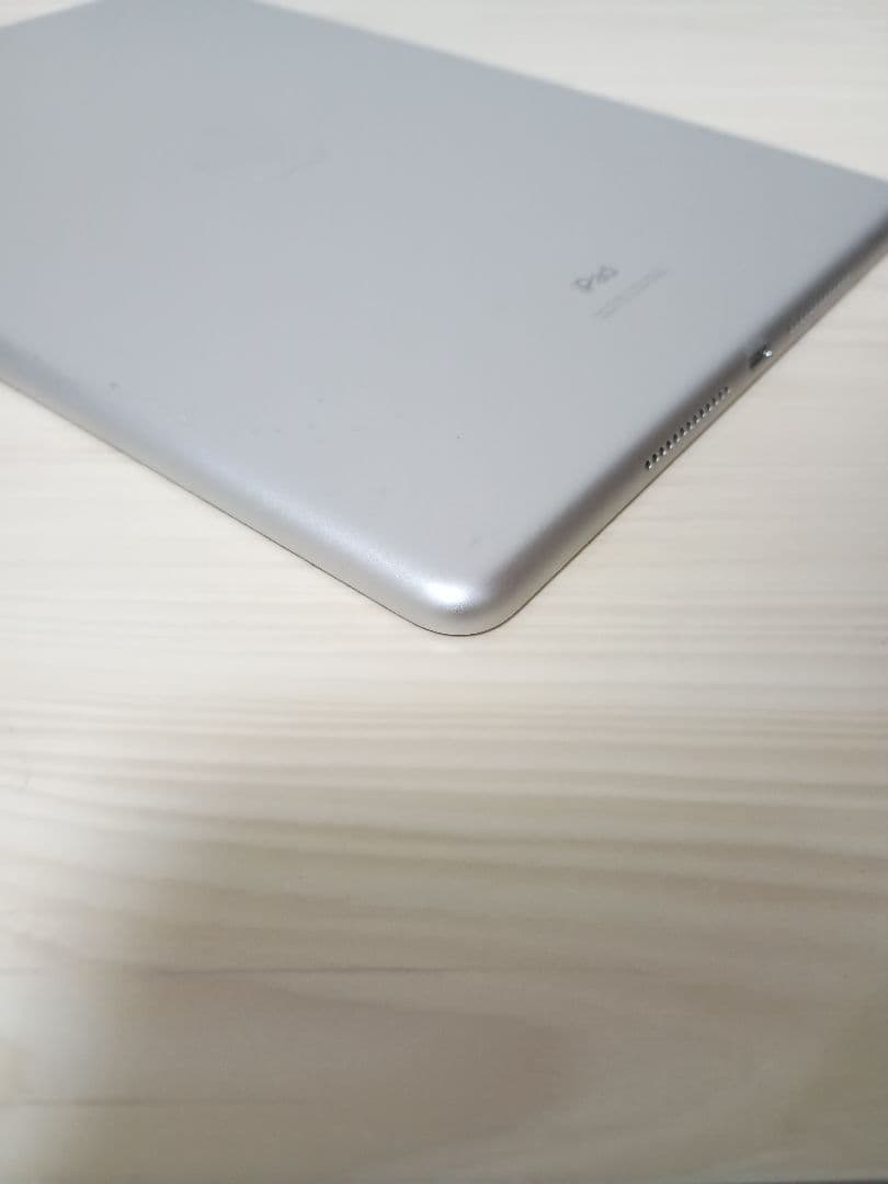 iPad　第七世代 シルバー Wi-Fiモデル Apple　32GB
