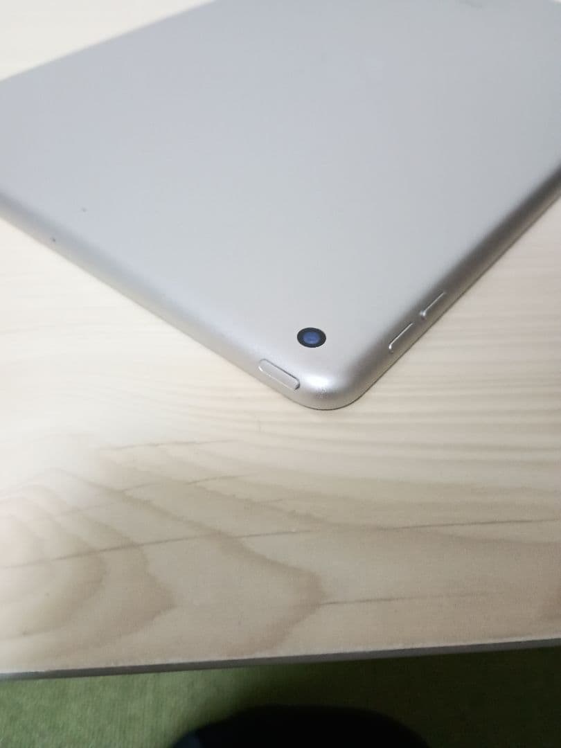 iPad　第七世代 シルバー Wi-Fiモデル Apple　32GB