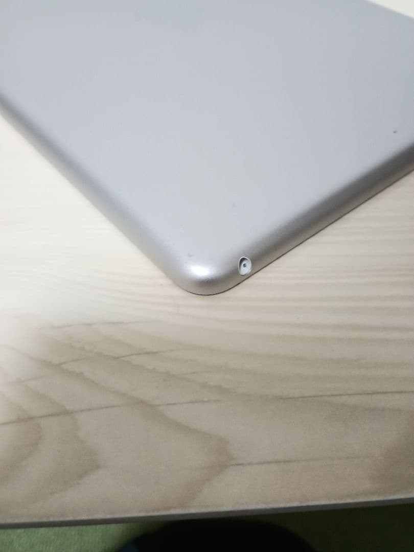 iPad　第七世代 シルバー Wi-Fiモデル Apple　32GB