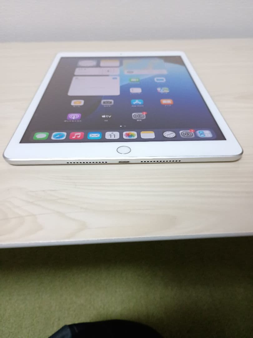 iPad　第七世代 シルバー Wi-Fiモデル Apple　32GB
