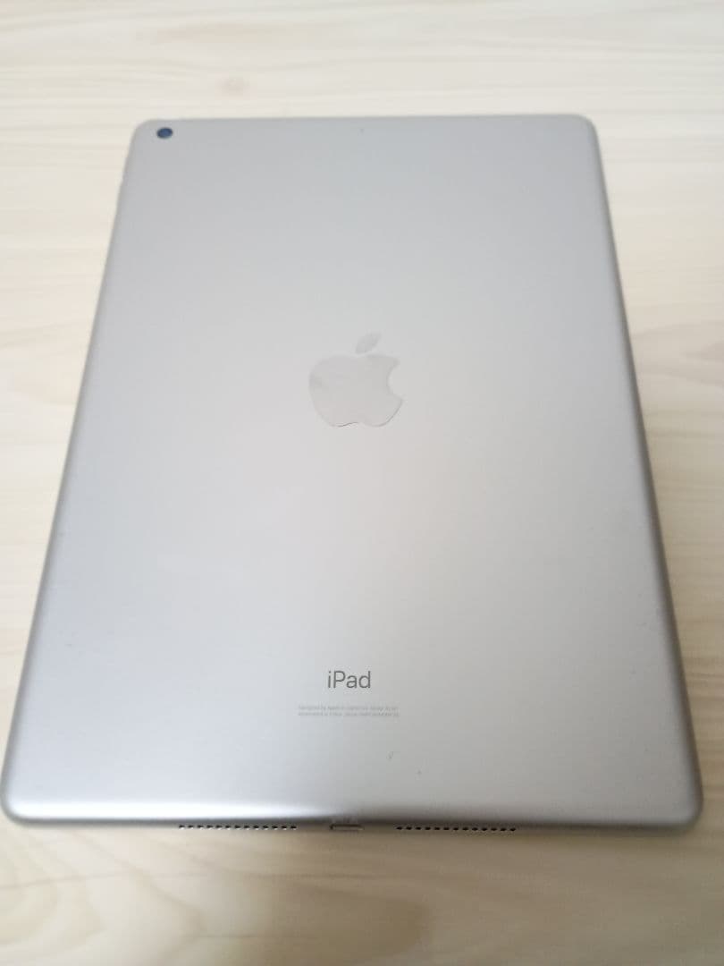 iPad　第七世代 シルバー Wi-Fiモデル Apple　32GB