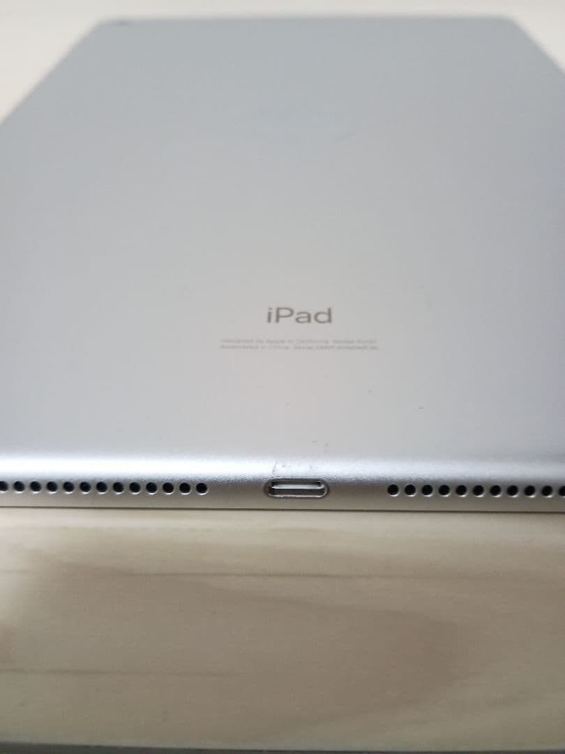 iPad　第七世代 シルバー Wi-Fiモデル Apple　32GB