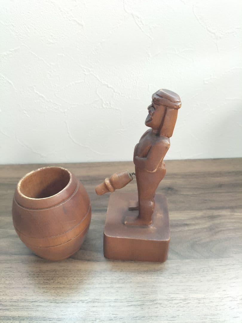 40年以上前の木彫り 置物 フィリピン製 モンキーポッド材 樽から顔を出す人形