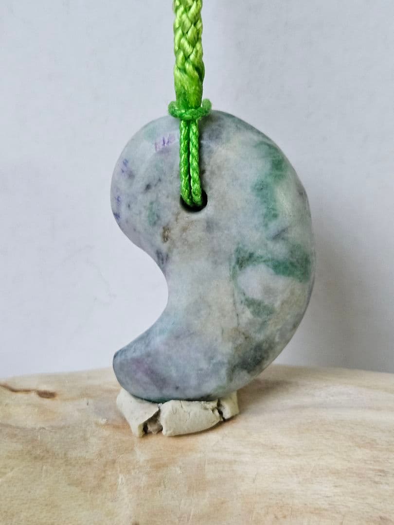 糸魚川 灰色黒•緑 翡翠勾玉　昇龍は緑龍が運ぶ