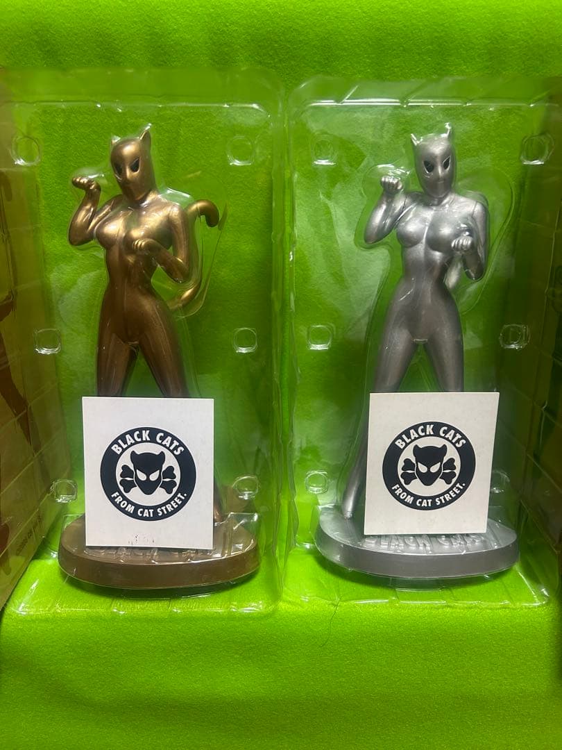 CREAM SODA★BLACK CATS、立ち猫フィギュア★ゴールド&シルバー
