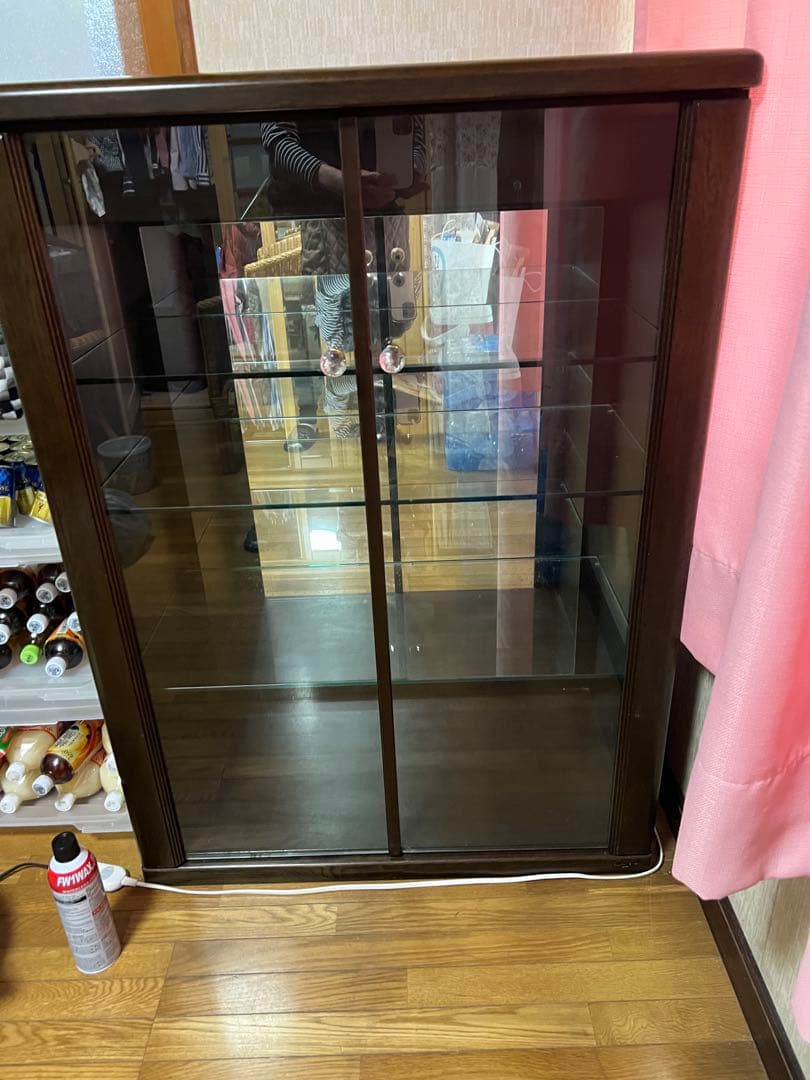 ダークブラウン ガラス扉キャビネット 中型