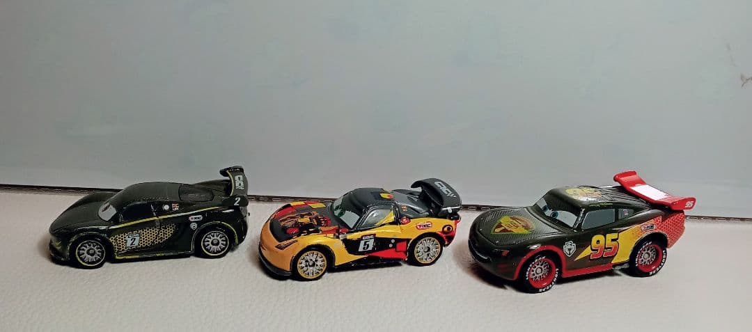 トミカディズニーカーズカーボンレーサータイプ3台