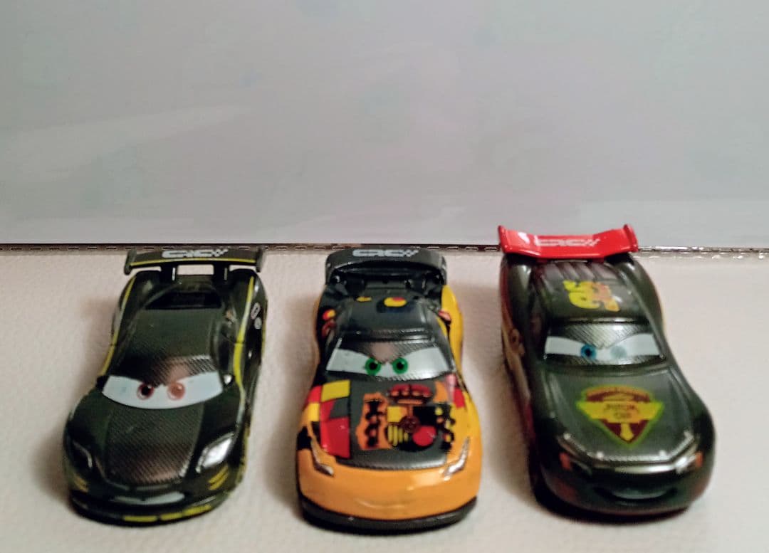 トミカディズニーカーズカーボンレーサータイプ3台