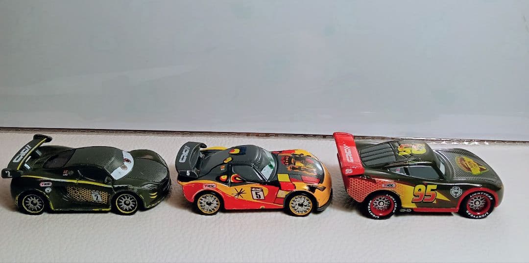 トミカディズニーカーズカーボンレーサータイプ3台