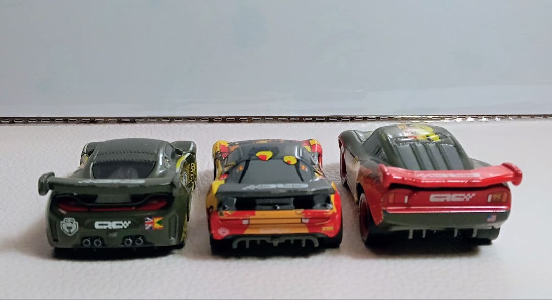 トミカディズニーカーズカーボンレーサータイプ3台