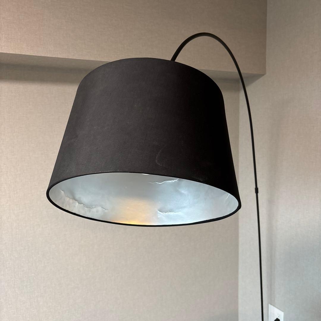 ボーコンセプト黒いアーチ型フロアスタンド
