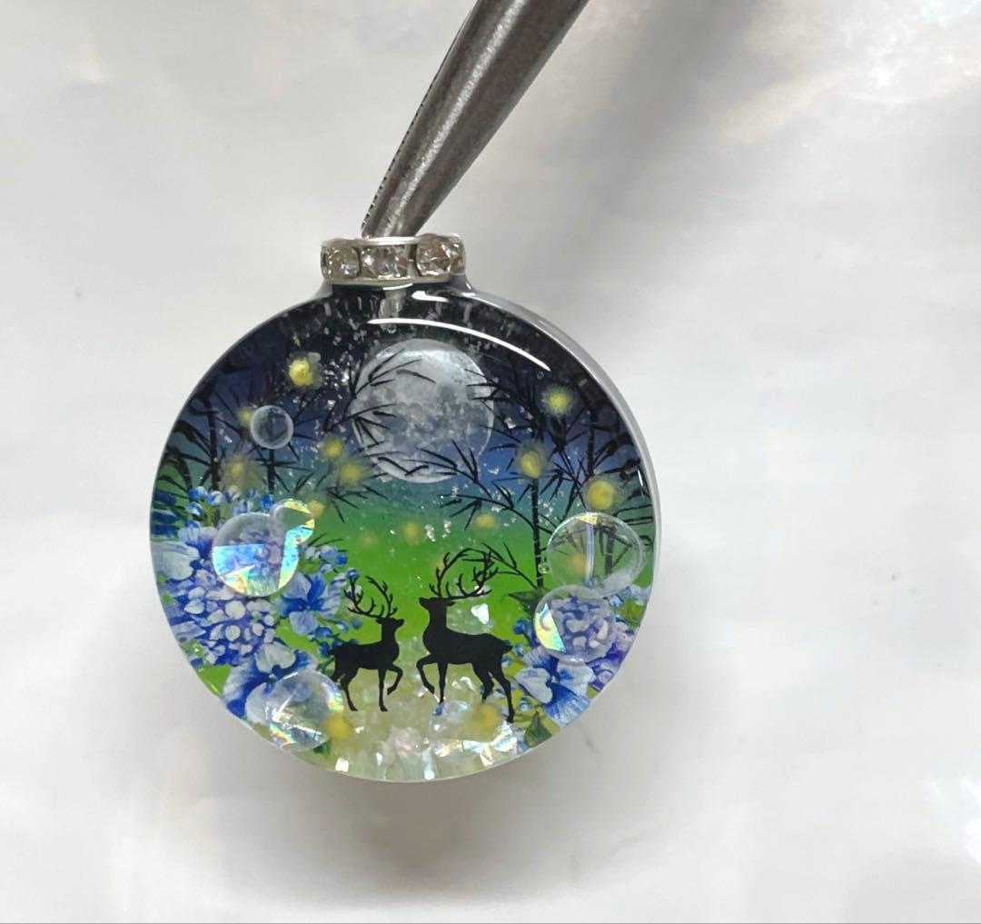 展示用/レジン/幻想の森の蛍と親子鹿　紫陽花　蓄光　オルゴナイトネックレス