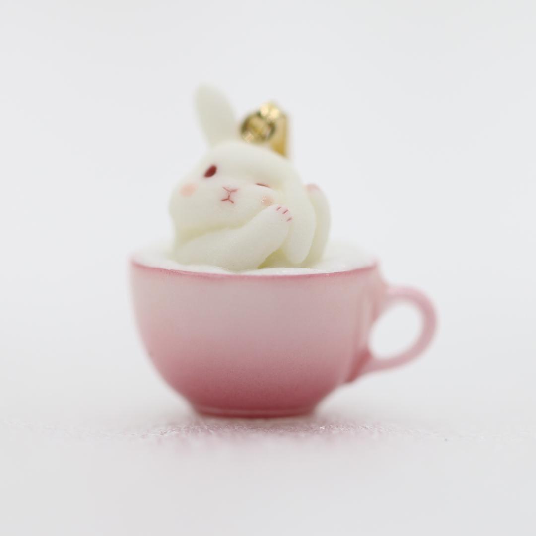 【ハンドメイド】バニーカフェ：洗顔うさぎのカップペンダント（ピンク）