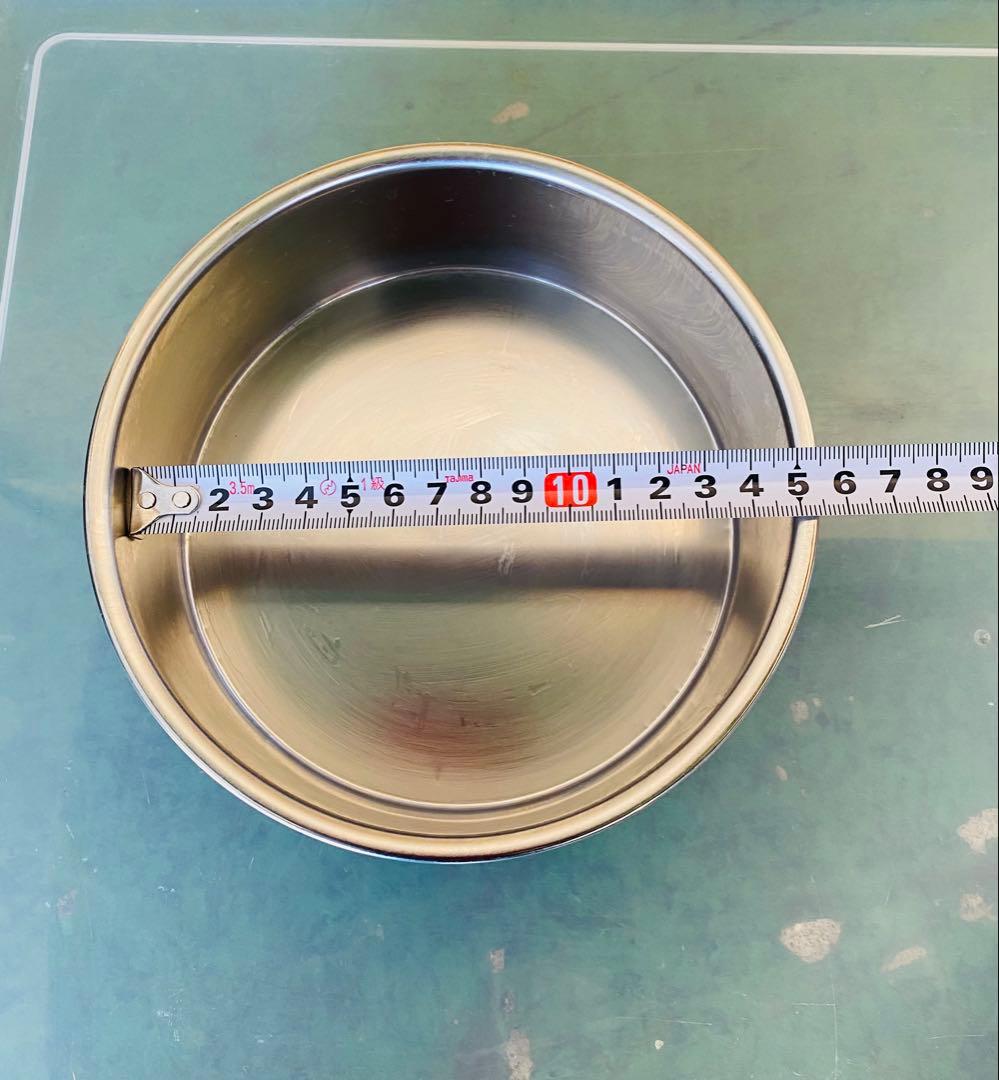 様々な種類のクッキー型とベーキ ング用品セット