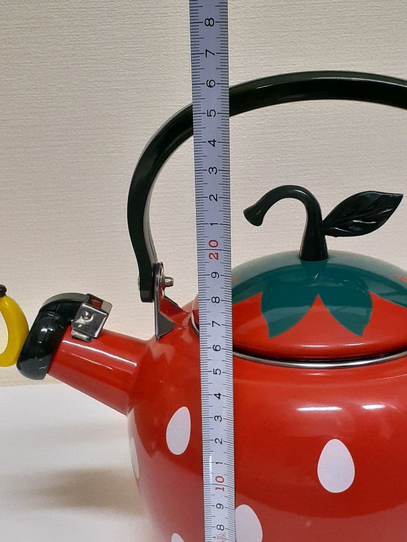 いちご柄の赤いやかん