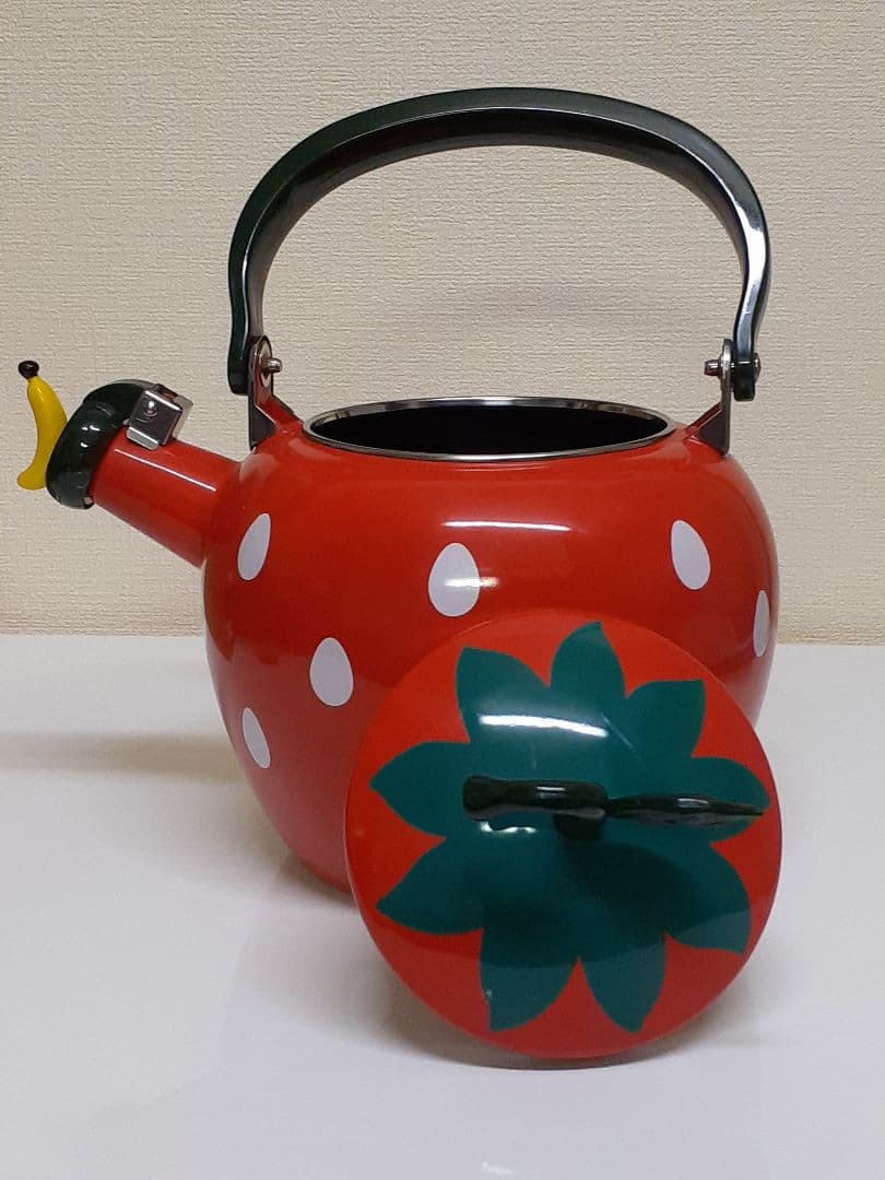 いちご柄の赤いやかん