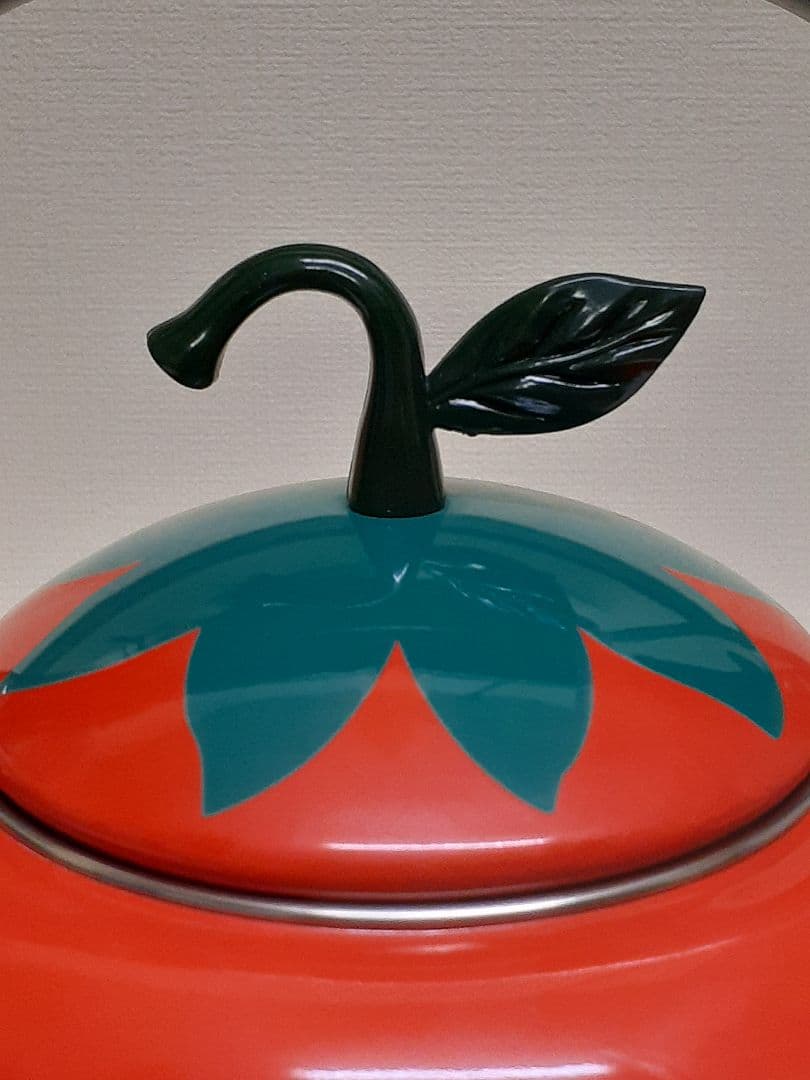 いちご柄の赤いやかん