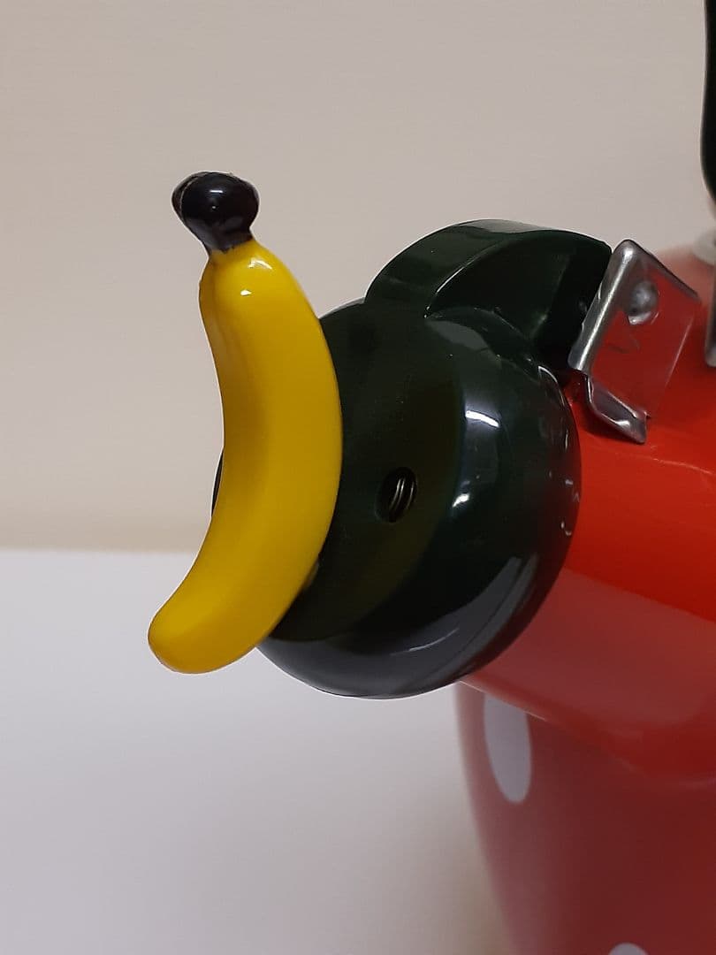 いちご柄の赤いやかん