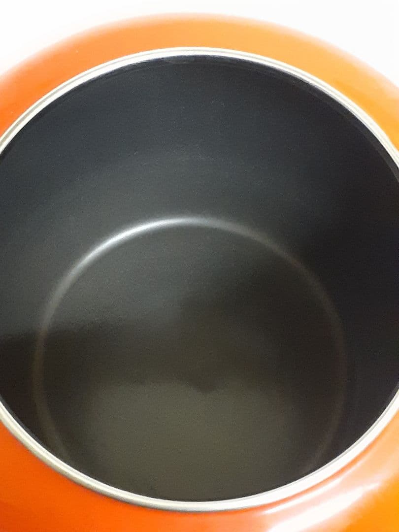 いちご柄の赤いやかん