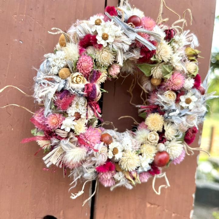 お人形の装飾に^ ^千日紅と引き揃え糸と木ノ実のリース