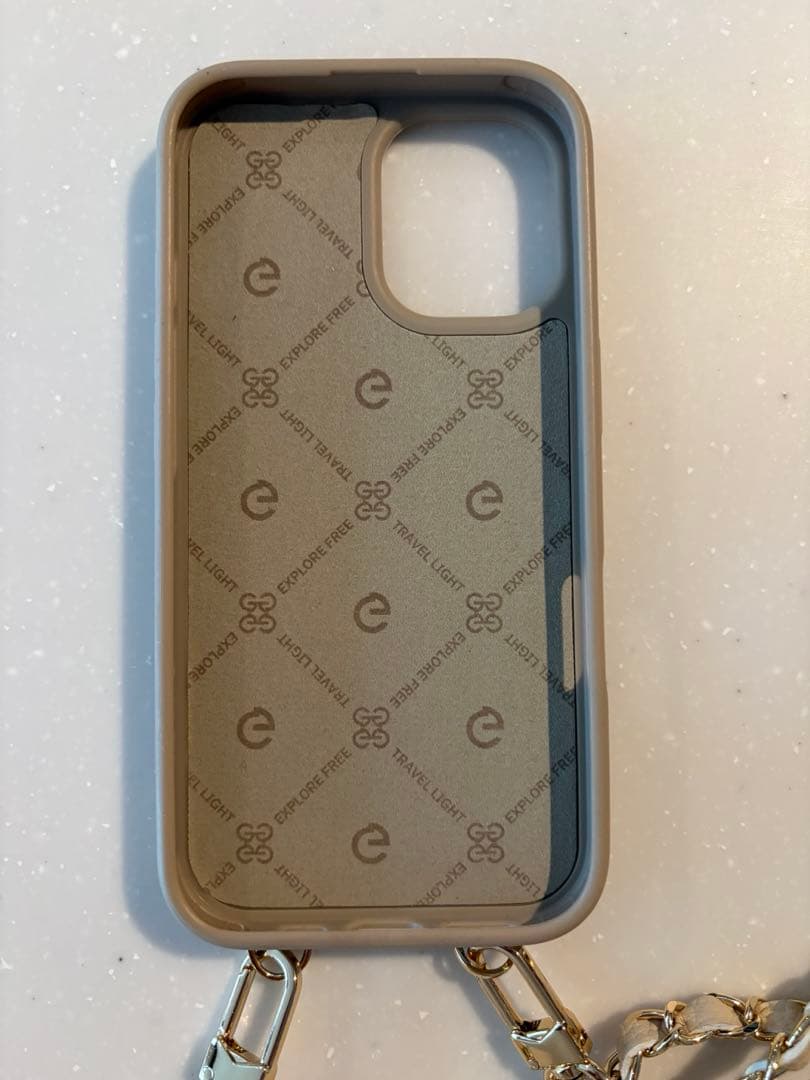 custype iphone16 ケース ホワイト　ベージュ