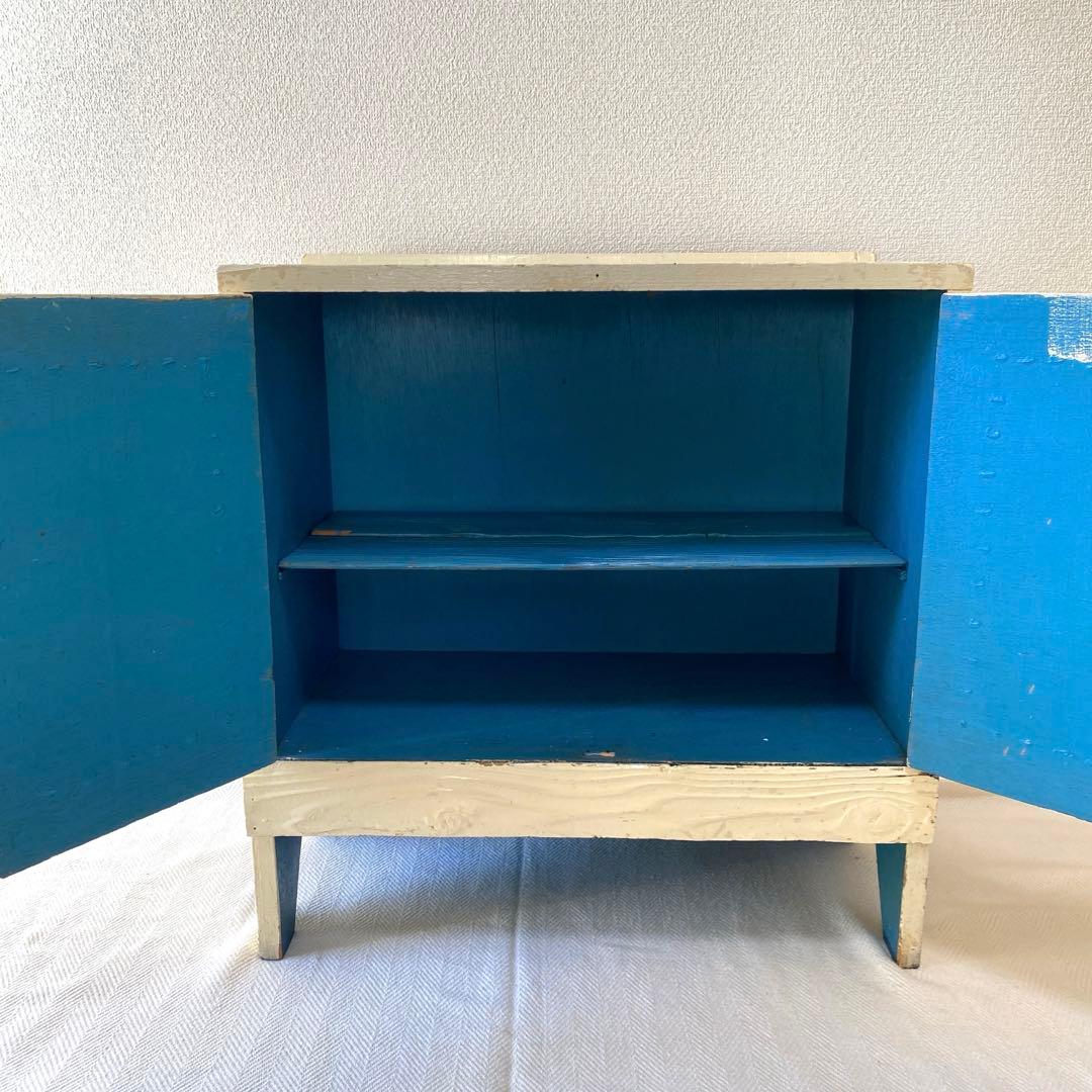 最終】シャビーカントリー アイボリーシェルフ 銅板打目扉 本棚 雑貨　飾棚