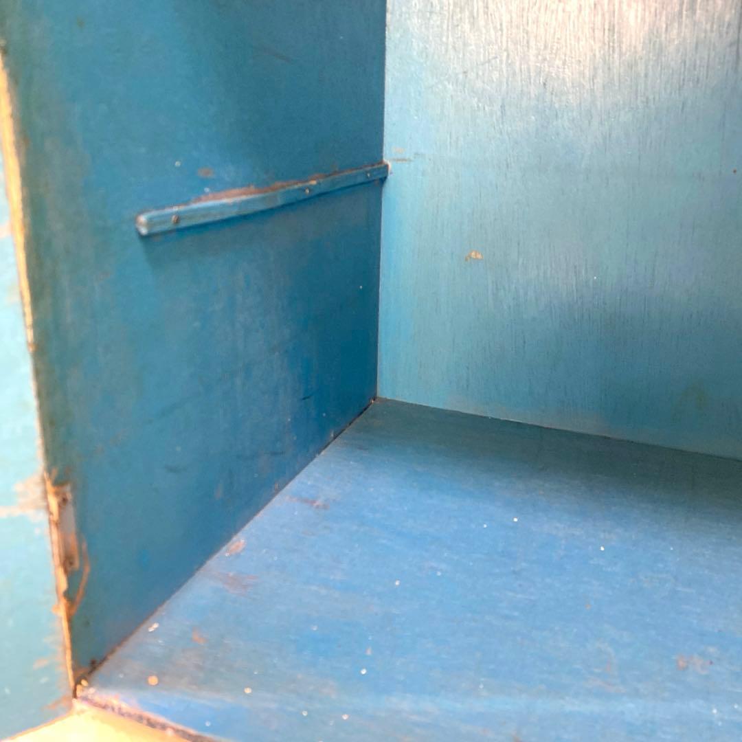 最終】シャビーカントリー アイボリーシェルフ 銅板打目扉 本棚 雑貨　飾棚