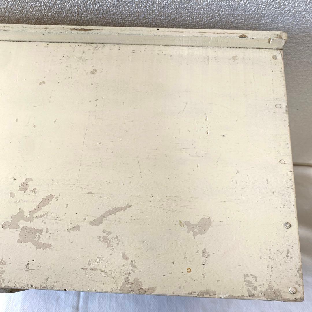 最終】シャビーカントリー アイボリーシェルフ 銅板打目扉 本棚 雑貨　飾棚