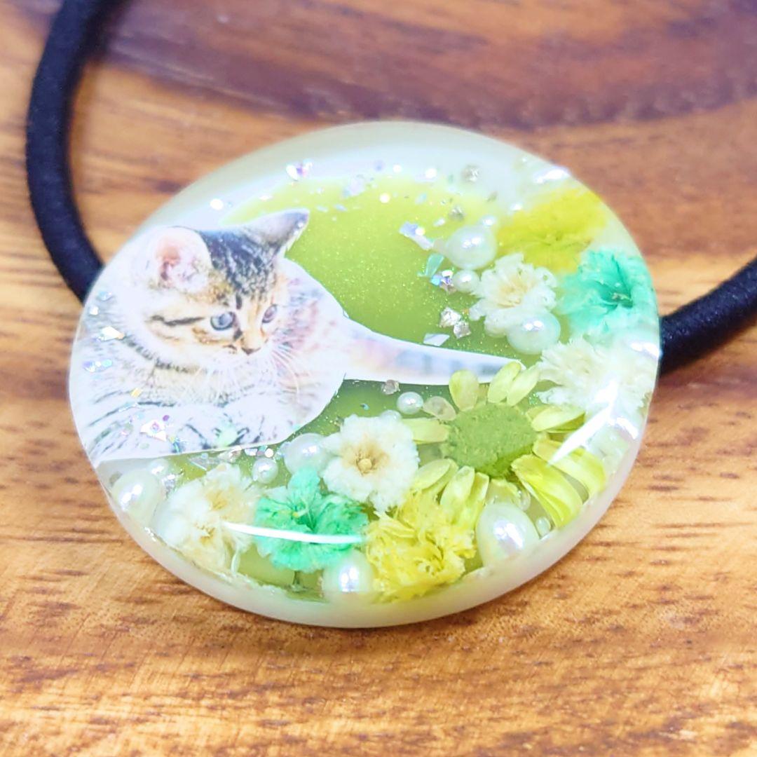 お花と猫ちゃんのヘアゴム ハンドメイド レジン グリーン かすみ草 ネックレス