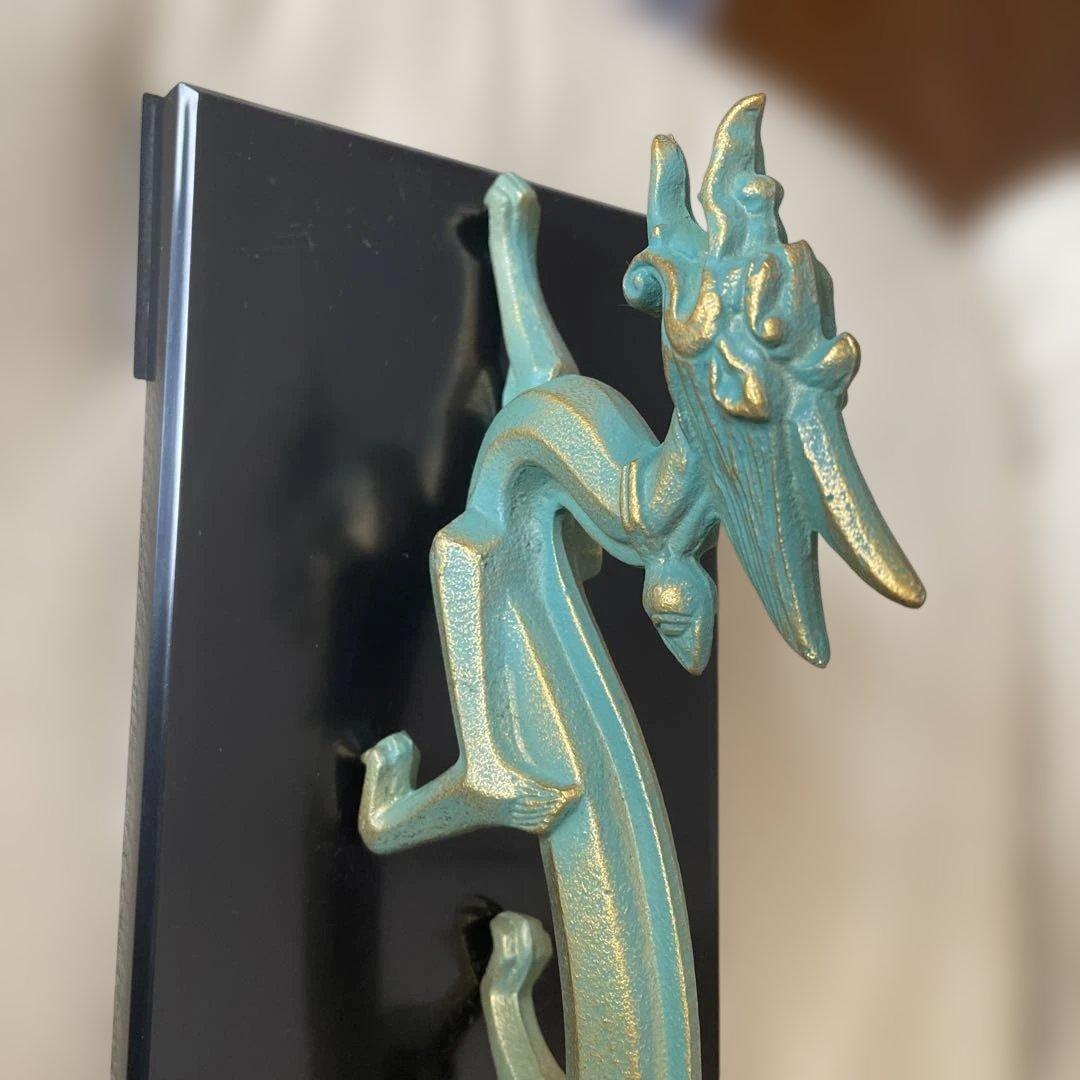 ドラゴンの金属彫刻 青緑色
