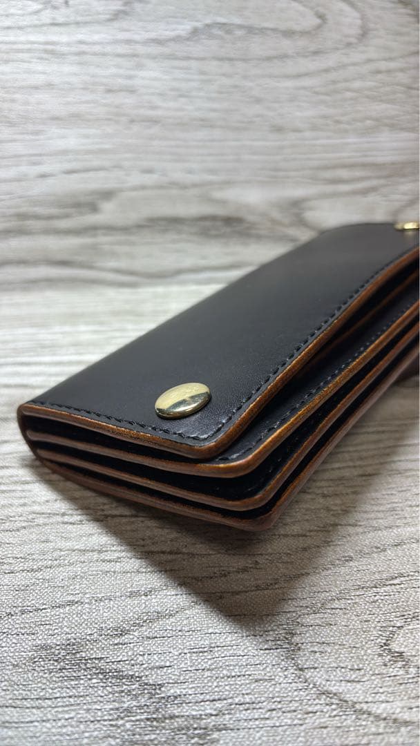 本革 トラッカーウォレット ブラック 真鍮金具 手縫い 経年変化　茶芯風