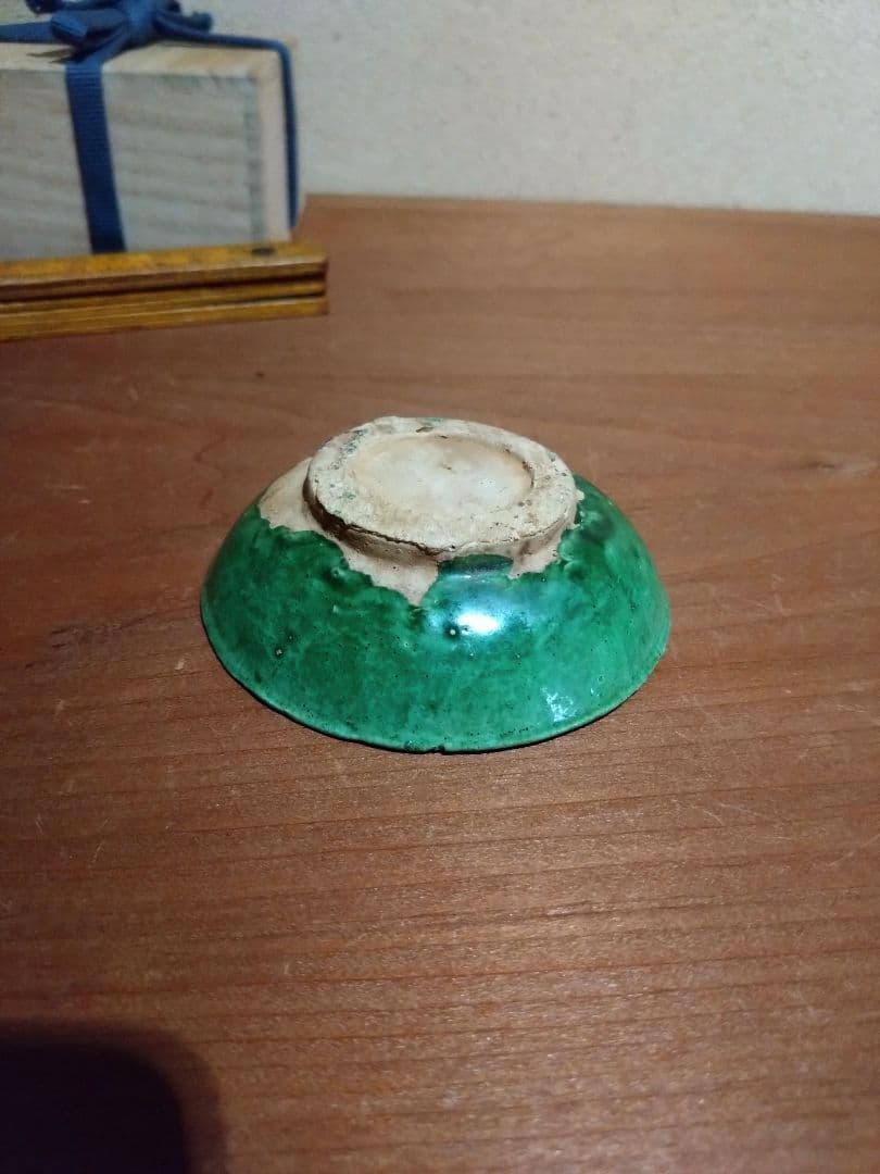 緑色の陶器製浅皿