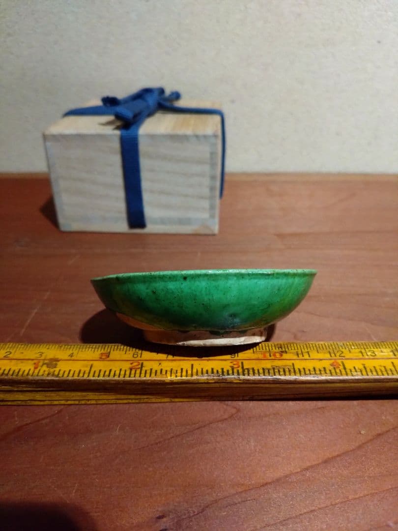 緑色の陶器製浅皿