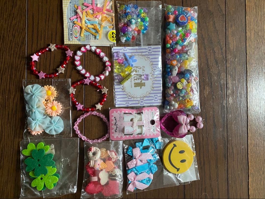 手芸素材セット（布、毛糸、ビーズなど）　ハギレ