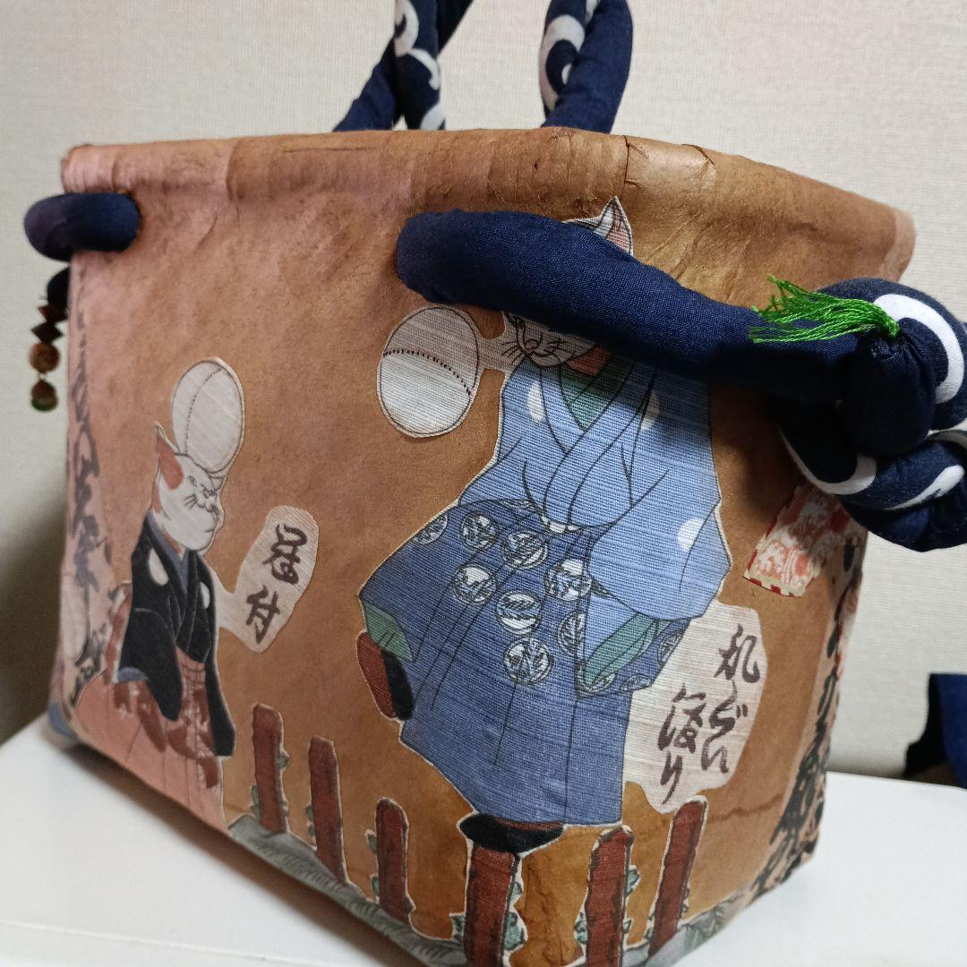 一閑張り　浮世絵　茶　猫　和風イラストのかごバッグ