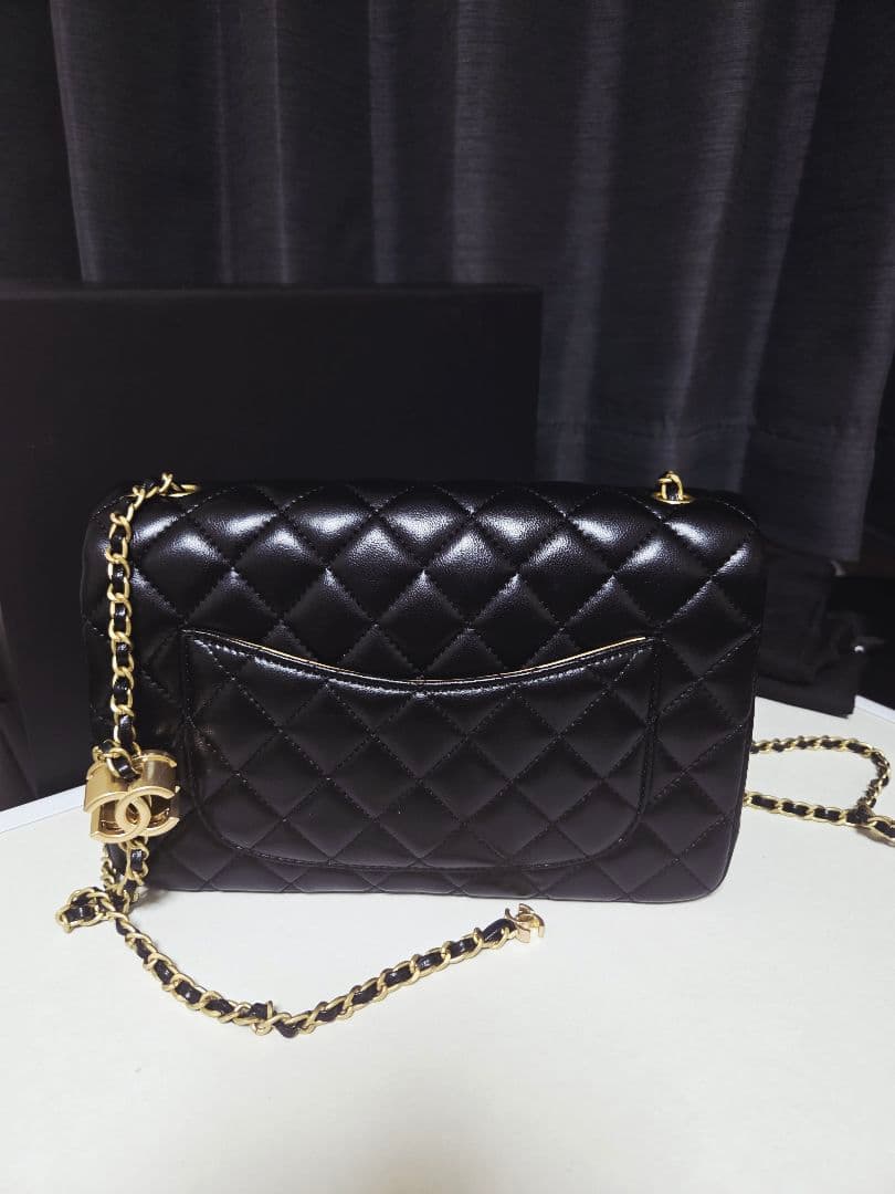 【美品】 ブラック ショルダーバッグ ゴールド内装 長さ調節可能ノベルティ