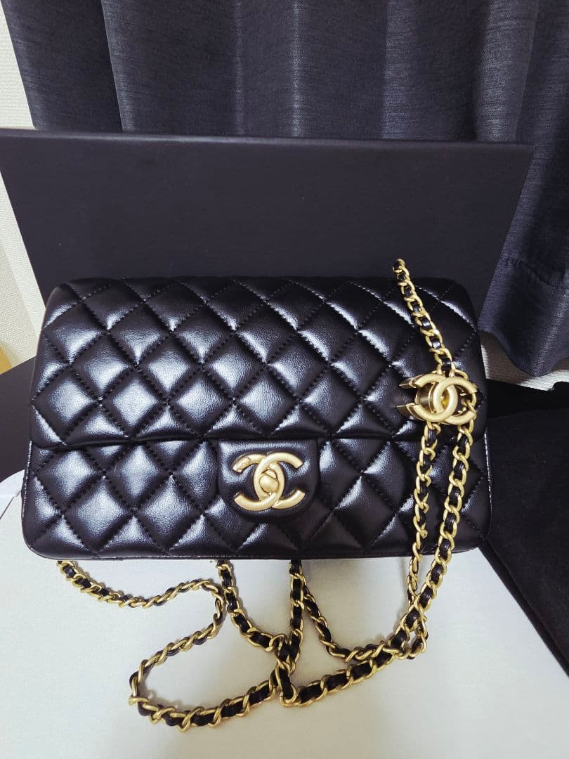 【美品】 ブラック ショルダーバッグ ゴールド内装 長さ調節可能ノベルティ